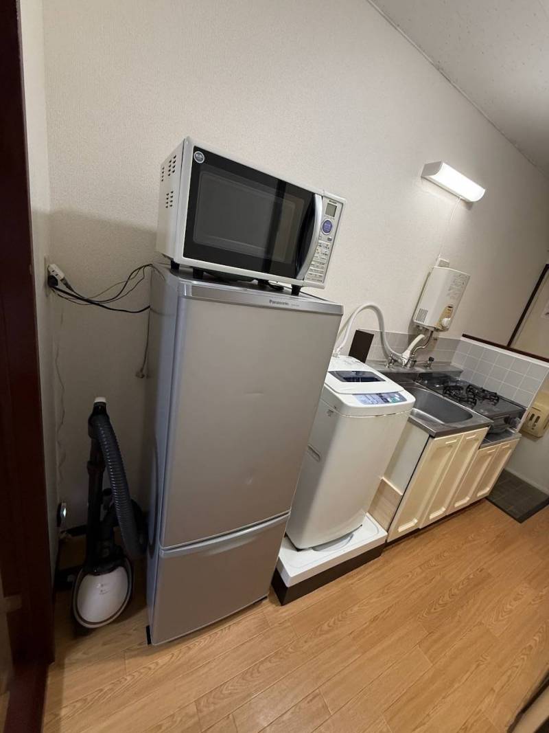 冷蔵庫、電子レンジ、洗濯機、ガスコンロ、掃除機付きです。