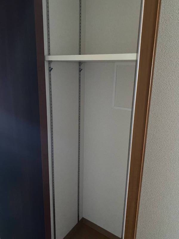 廊下にある便利な収納スペースです。