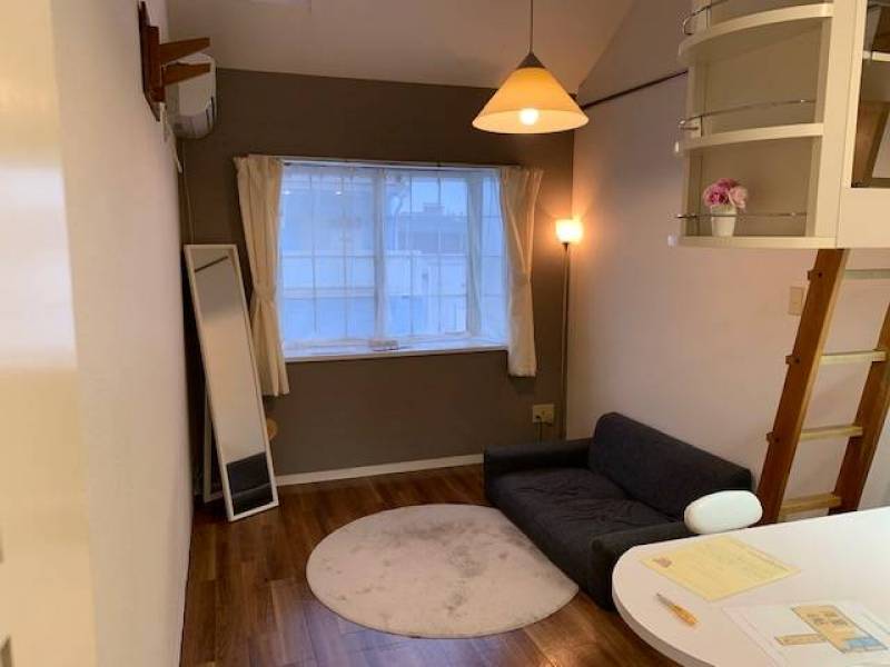 とても明るく出窓もあってオシャレな空間です♪