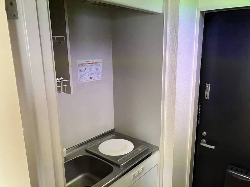 玄関ドアと小型台所