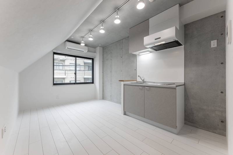 LEDがたくさん点いたホワイト基調の明るい部屋です。