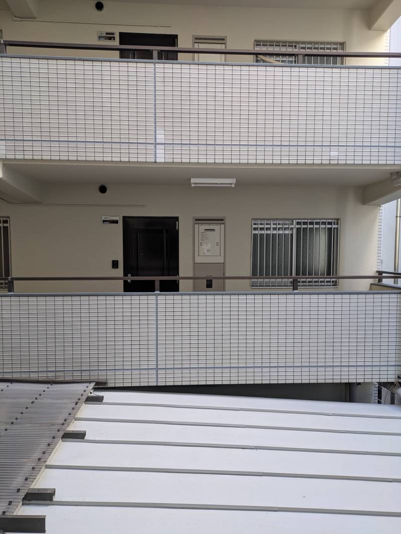 東館から&hellip;　203号室玄関周りです