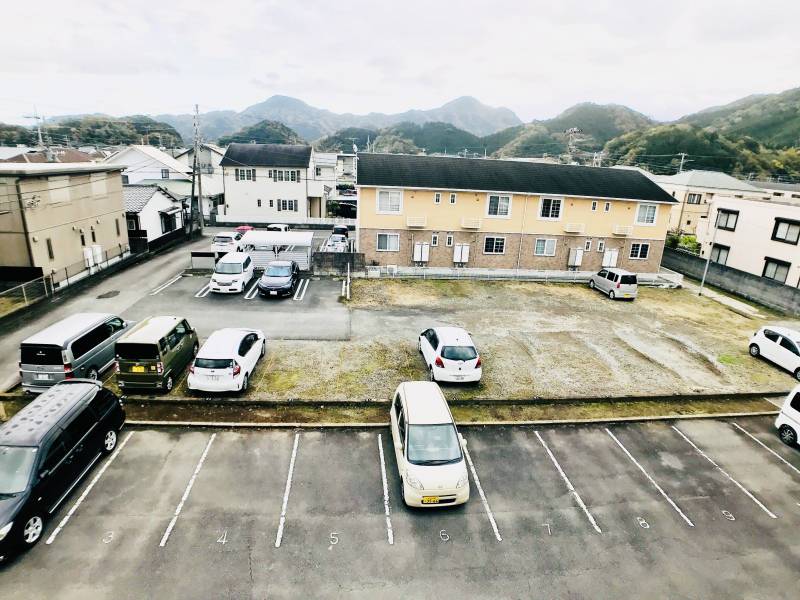 広々敷地内駐車場は1台2200円♪