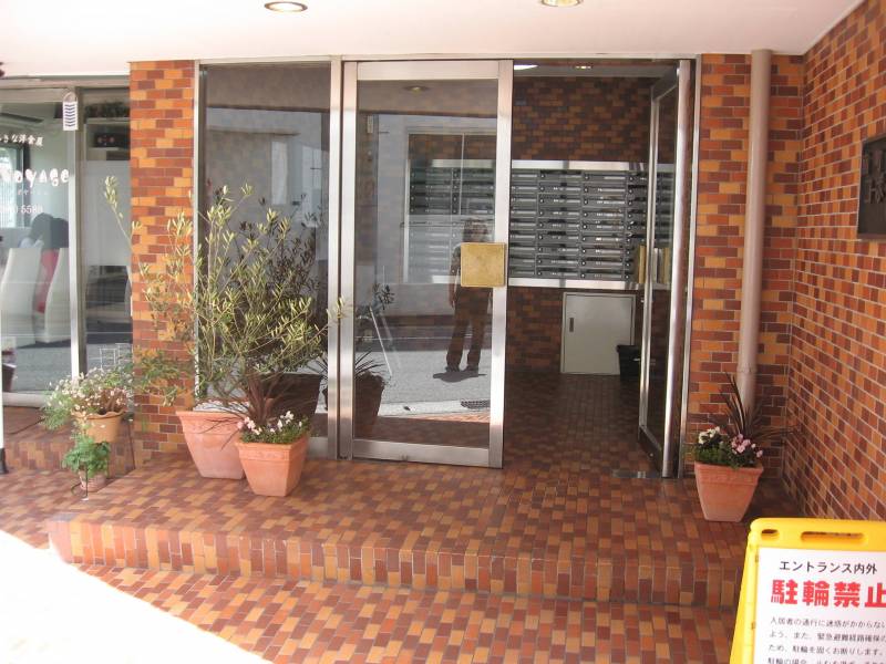 マンションエントランス(改装中)