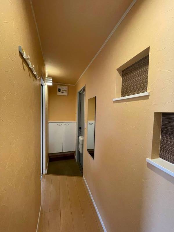 玄関脇の飾り窓は鍵などの小物置き場にも