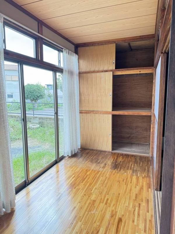 一階広縁の収納。２階廊下にも収納があります。