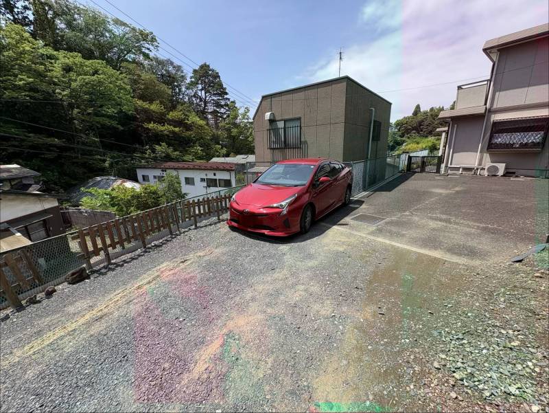 駐車スペースはトラテープにて区画表示済みです。