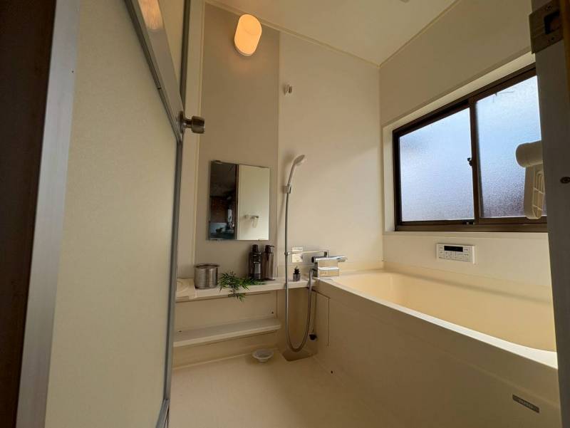 広めのバスタブで疲れを癒せます