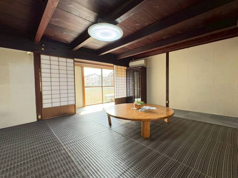 広い居間でゆっくり食事や団らん◎