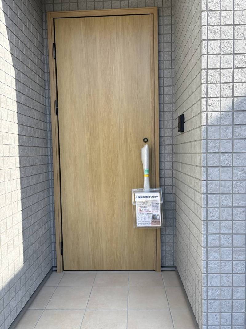 玄関　断熱ドア　ナチュラルカラーです