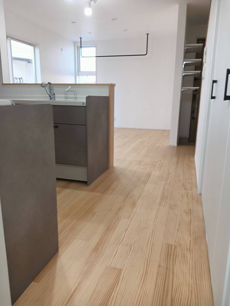 キッチンからリビング　ランドリーパイプ