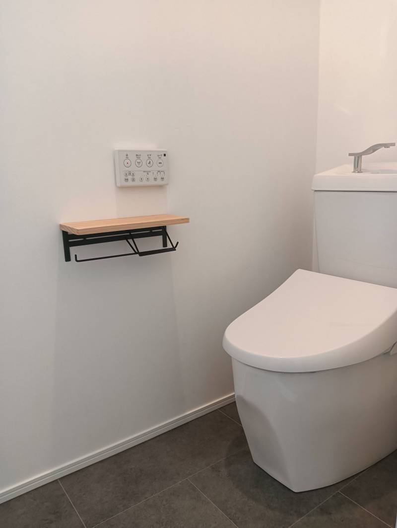 個室内に収納棚があります