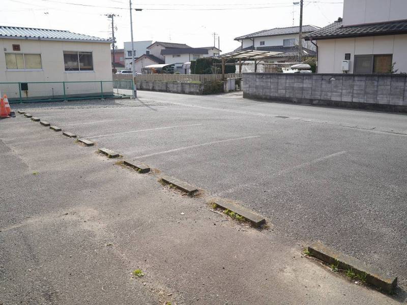 駐車場は建物のすぐ隣にあります。