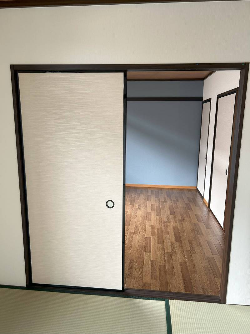 和室から6帖洋室を見たところ（襖は取り外しもできます）