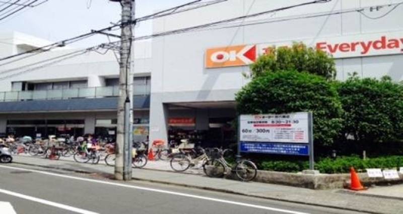 スーパーは駅途中にあります