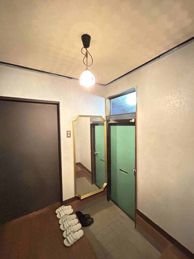 玄関もオシャレに塗装済み♪