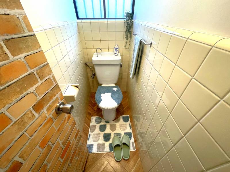 トイレ　サンドベージュのクロスがおしゃれ