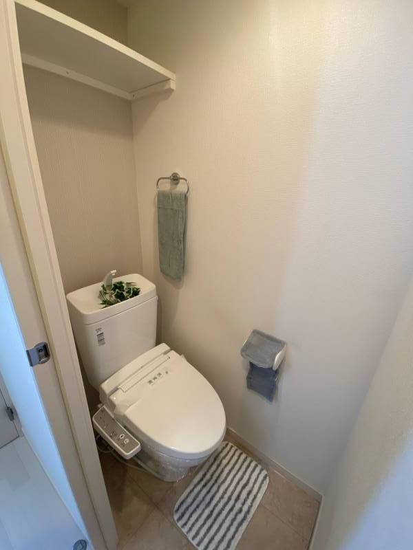 温水シャワー付きの清潔なトイレです。
