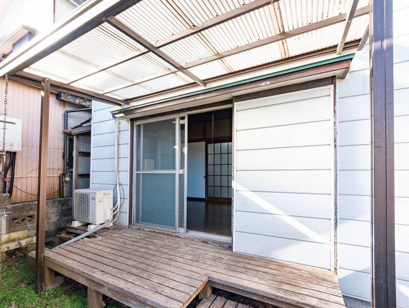 1階の洋室にはテラスがあり地域猫さんがよく日向ぼっこしてます