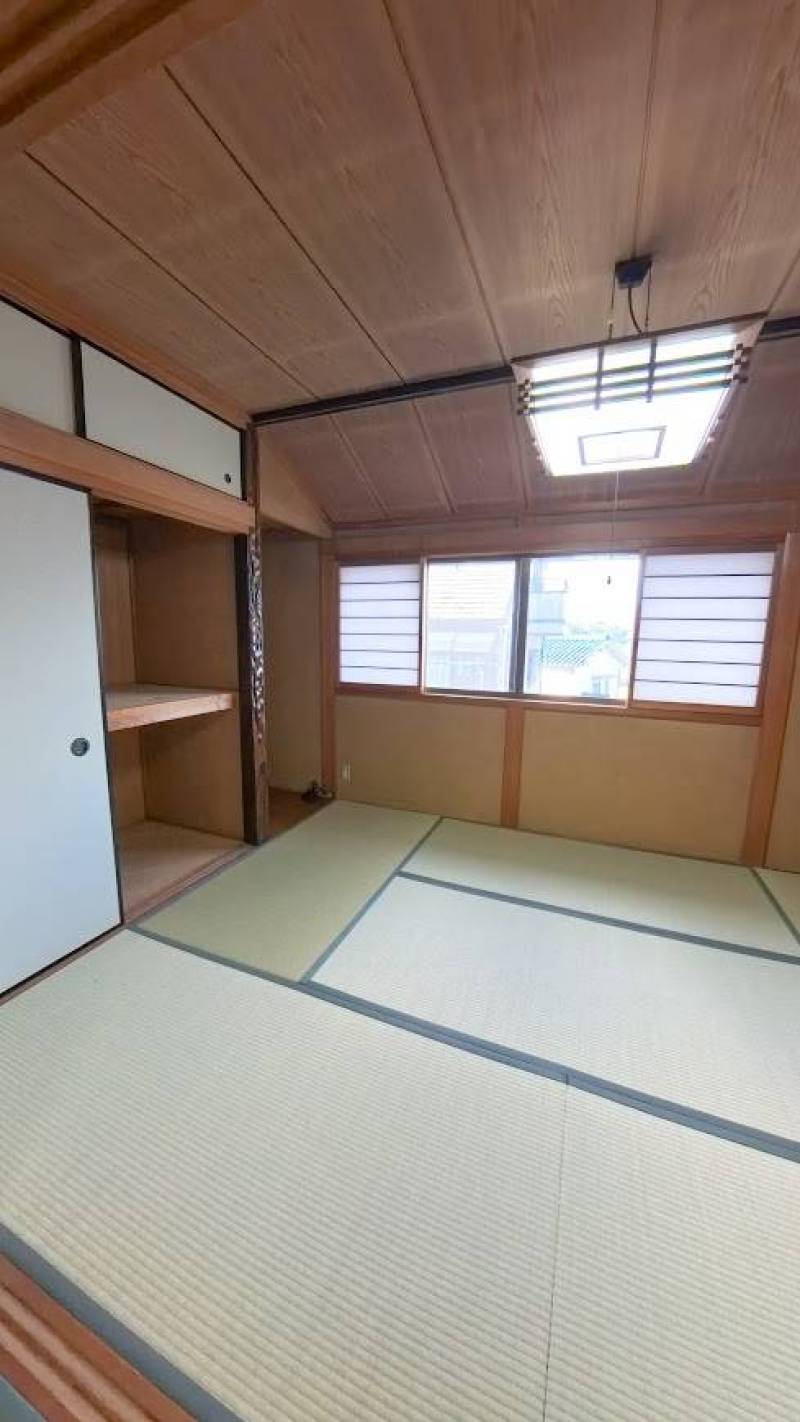 日当たりの良い和室でくつろげます。