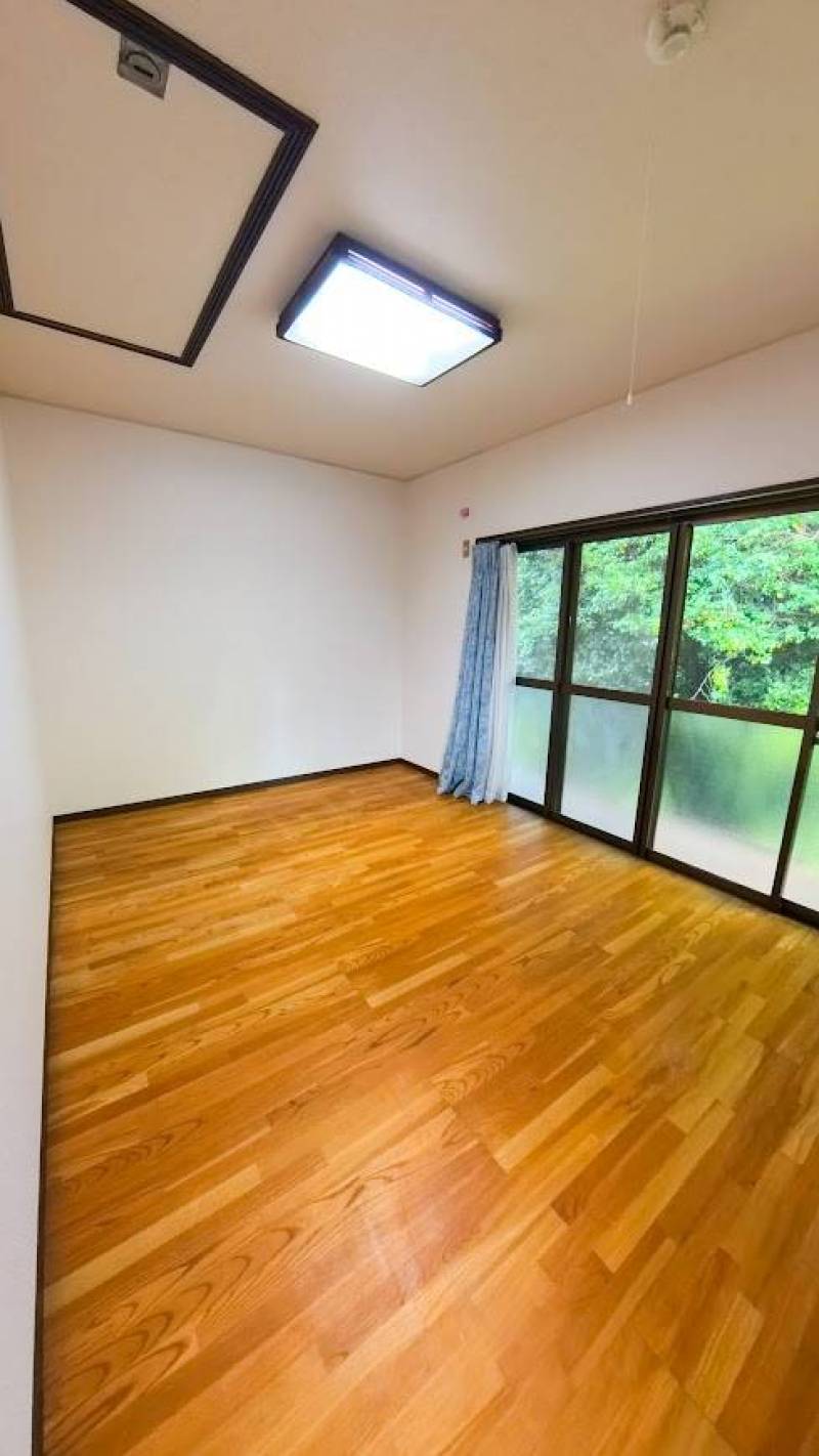 2階洋室。窓からの景色が綺麗です。