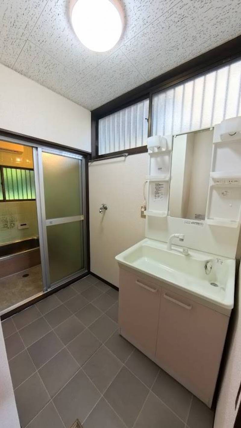 脱衣所、洗面台も広々していて綺麗です。