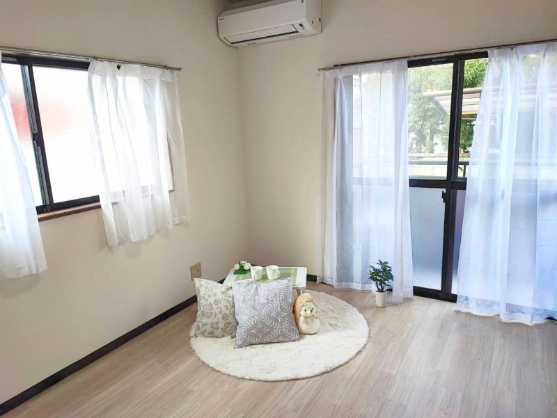 エアコン付き。
透けないカーテンは入居者様にプレゼント♪