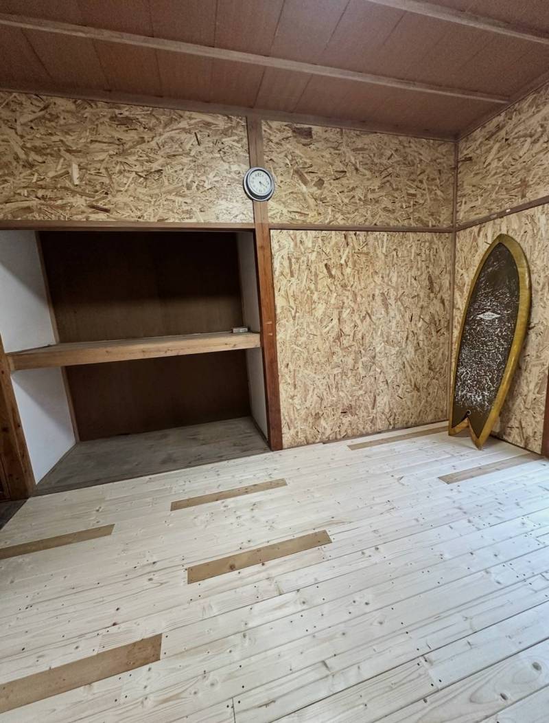 アパート棟一階の倉庫向けお部屋付！六畳程で広々！！
