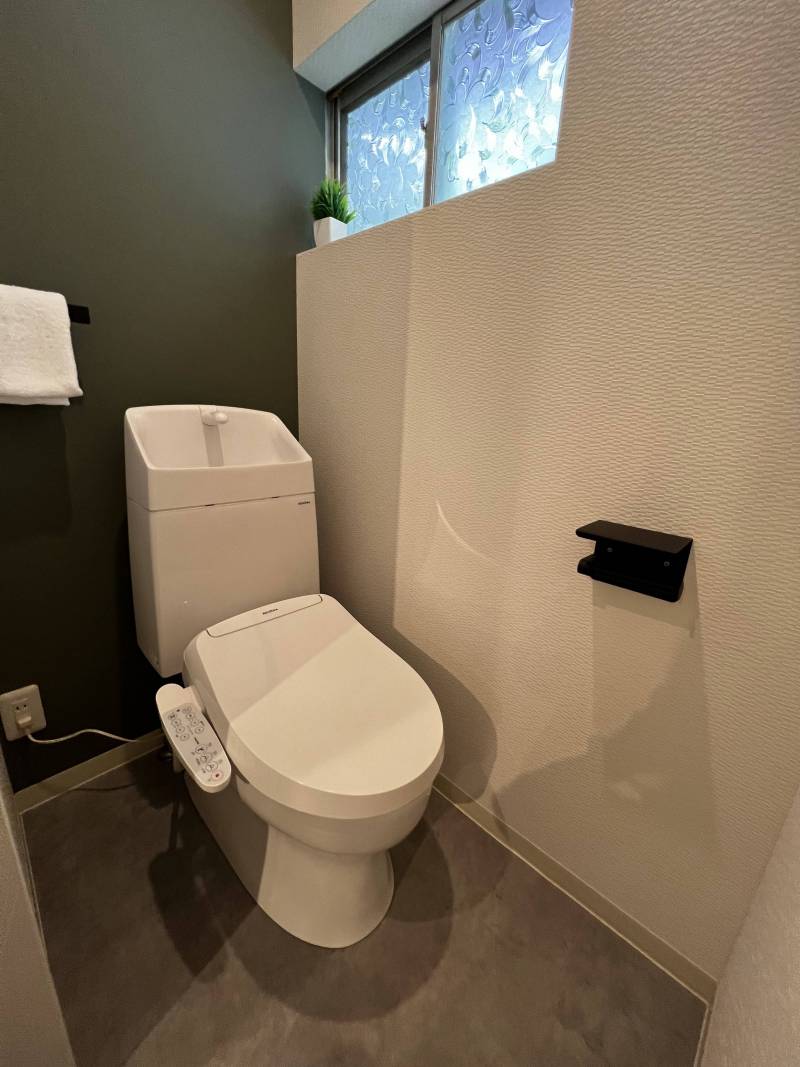 ウォシュレットトイレも新調！タオル掛けや紙巻器もオシャレに✨
