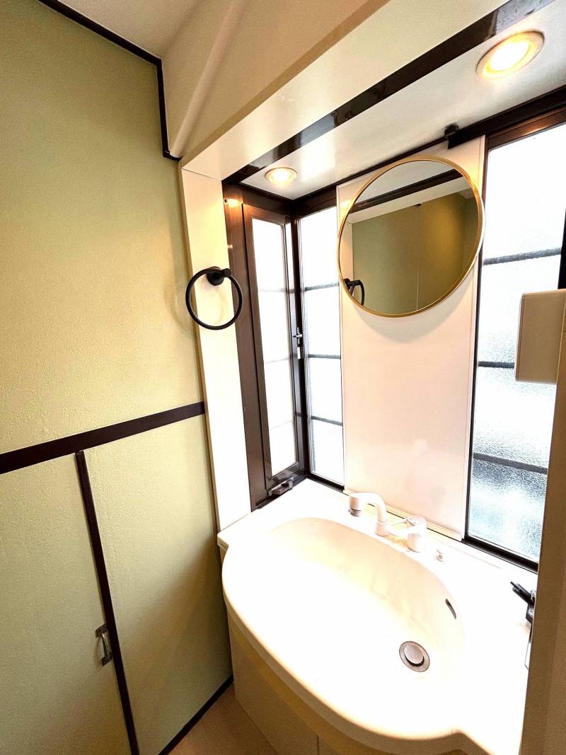 出窓がオシャレな洗面所です！