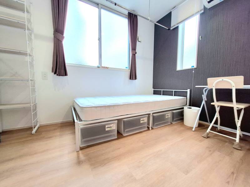 ２面採光の部屋、床新品、壁紙はアクセントクロス付き