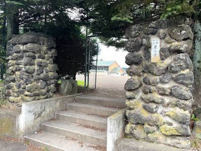 アパートは写真の小諸市立東小学校グランド東隣に建っています