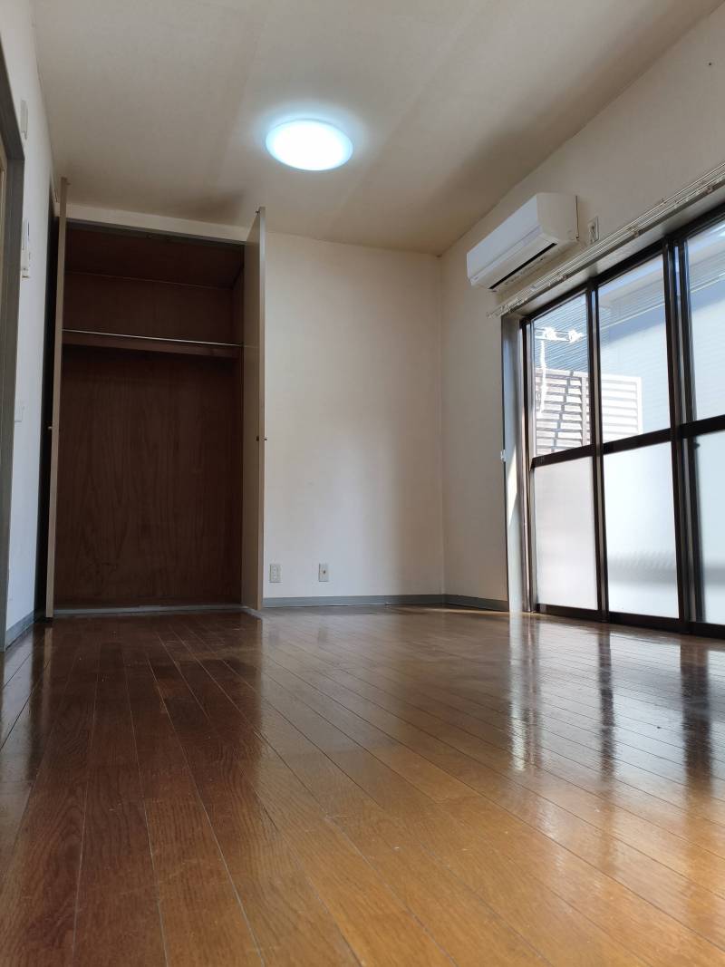 明るい部屋
大きな収納あり