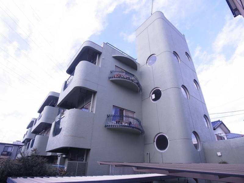 ２階の手前の角部屋になります。