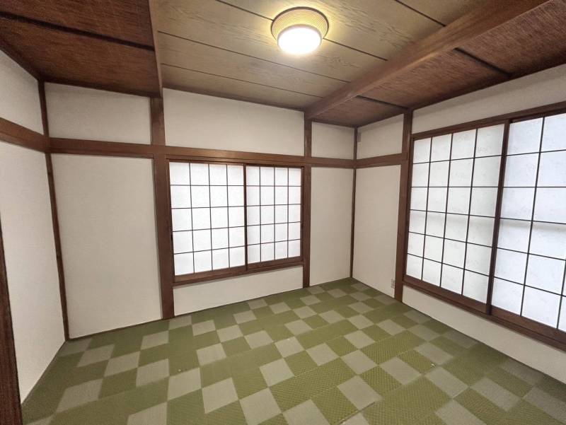 レトロな和の雰囲気とモダンなデザインが融合した2階の和室