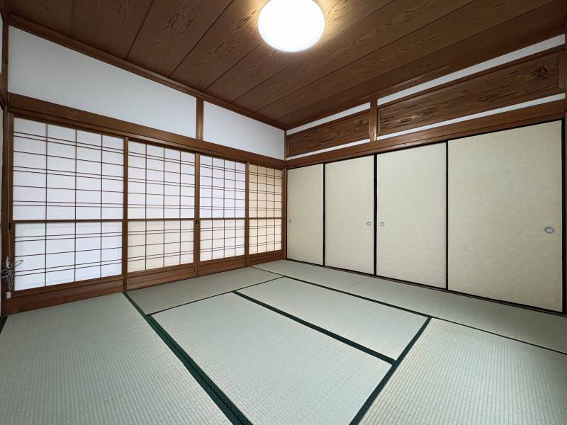 和室8畳です。壁は漆喰です。