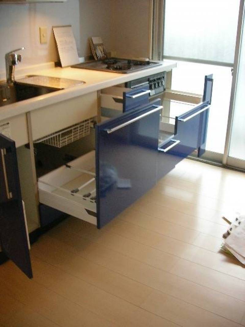 トップが人口大理石のキッチンは