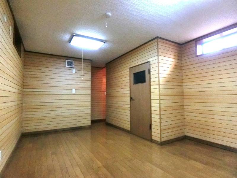 地下室は子供の基地か、大人の書斎か・・
