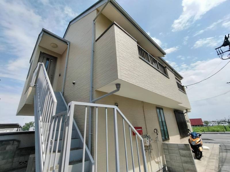外壁塗装を２０２２年に実施していて外観綺麗です
