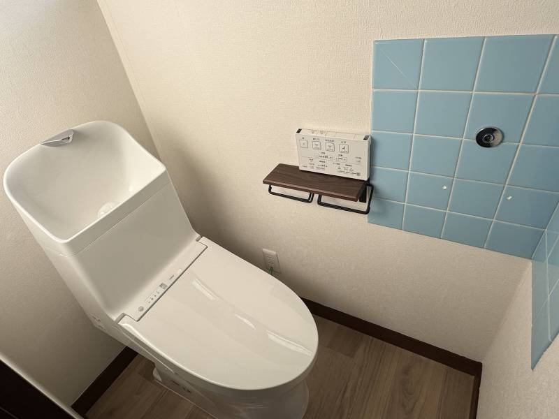 新品のトイレ。オート洗浄付き温水洗浄便座