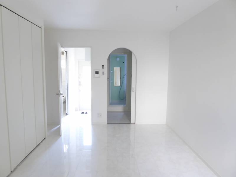 【白を基調にしたリビング】