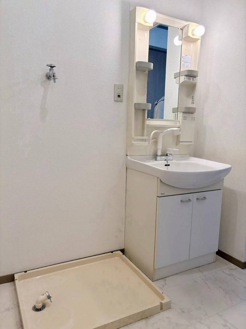 明るい独立洗面台