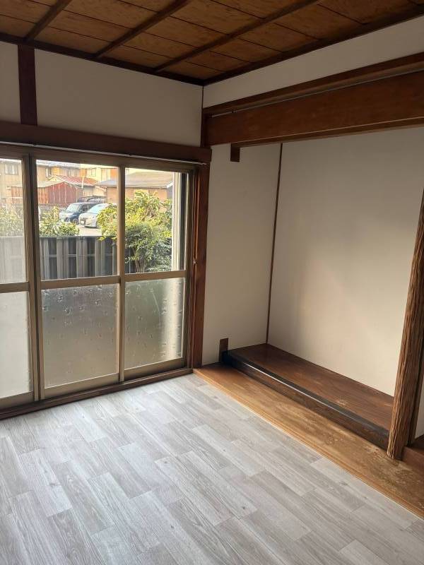 床の間は生かしました。壁紙・フローリングに変更