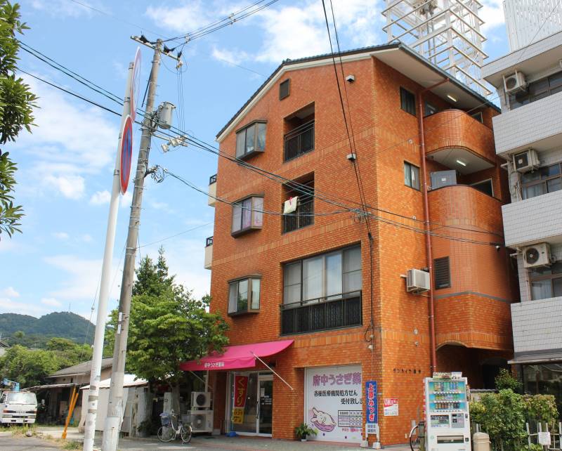 1階に調剤薬局がございます。