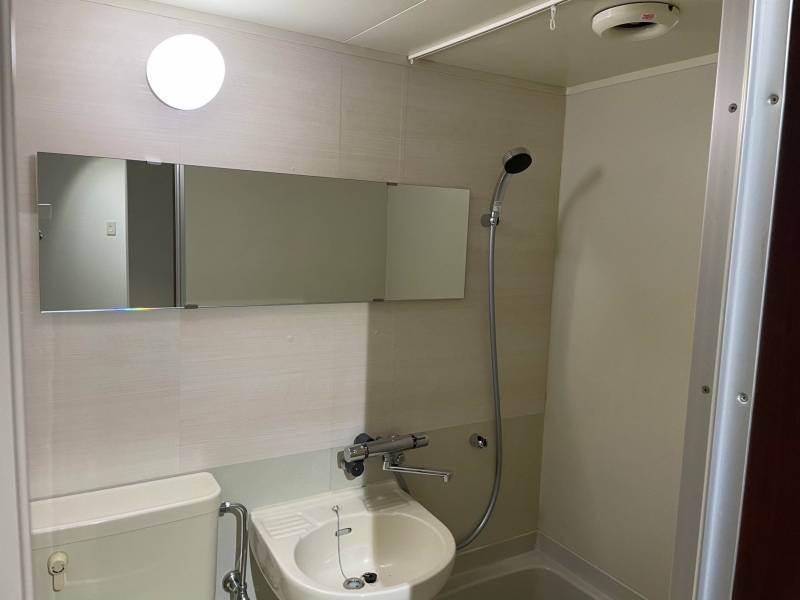 風呂トイレ
大きな鏡付き！
使いやすい混合水栓に変更済み！