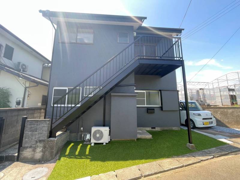 外壁塗装して、おしゃれになりました。２階にも玄関があります