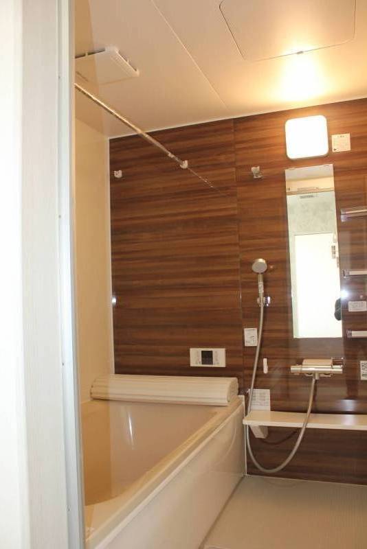 木目調が心地よい落ち着いた浴室・掃除も簡単