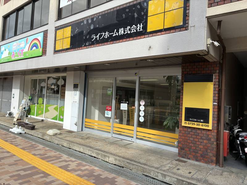 道路面の１階店舗。駐車場1台分無料