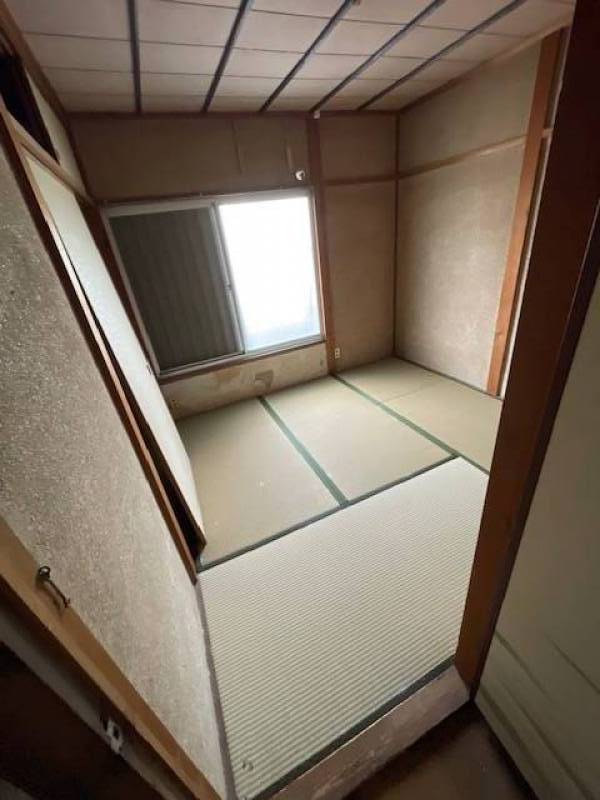 2F4.5帖畳の部屋です。
バルコニーがある窓付。