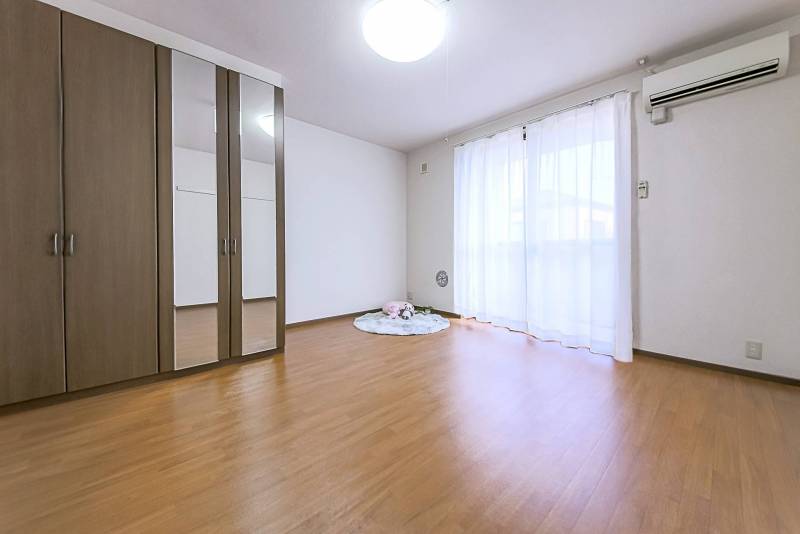 広いリビングに姿見付きのクローゼットが嬉しい♪